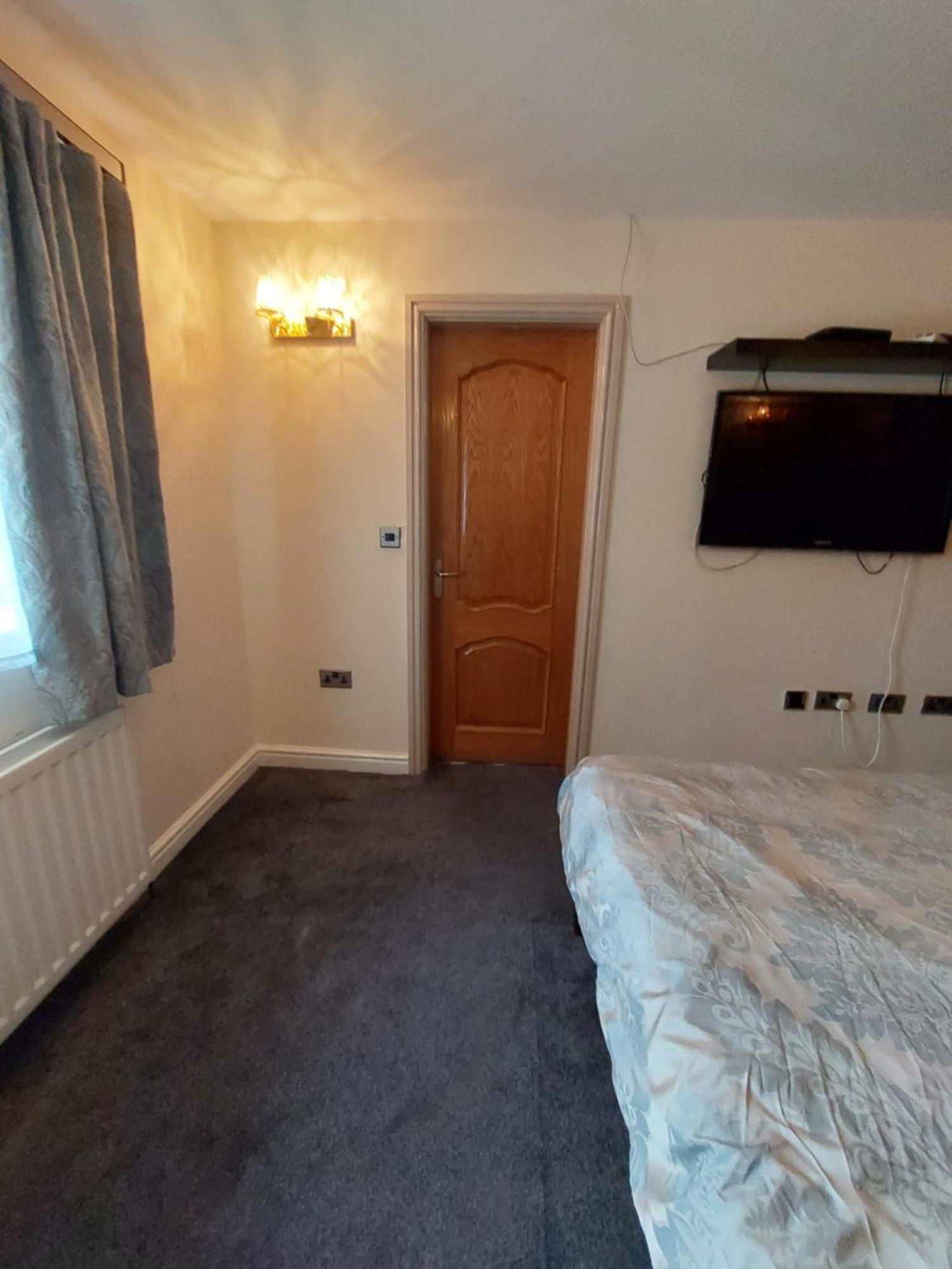 Dobcross Close Apartment Манчестър Екстериор снимка