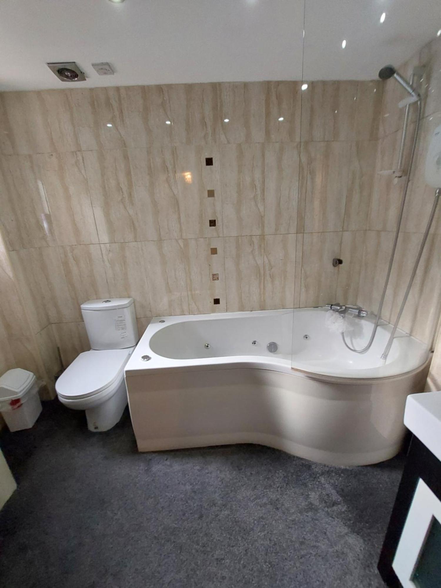 Dobcross Close Apartment Манчестър Екстериор снимка