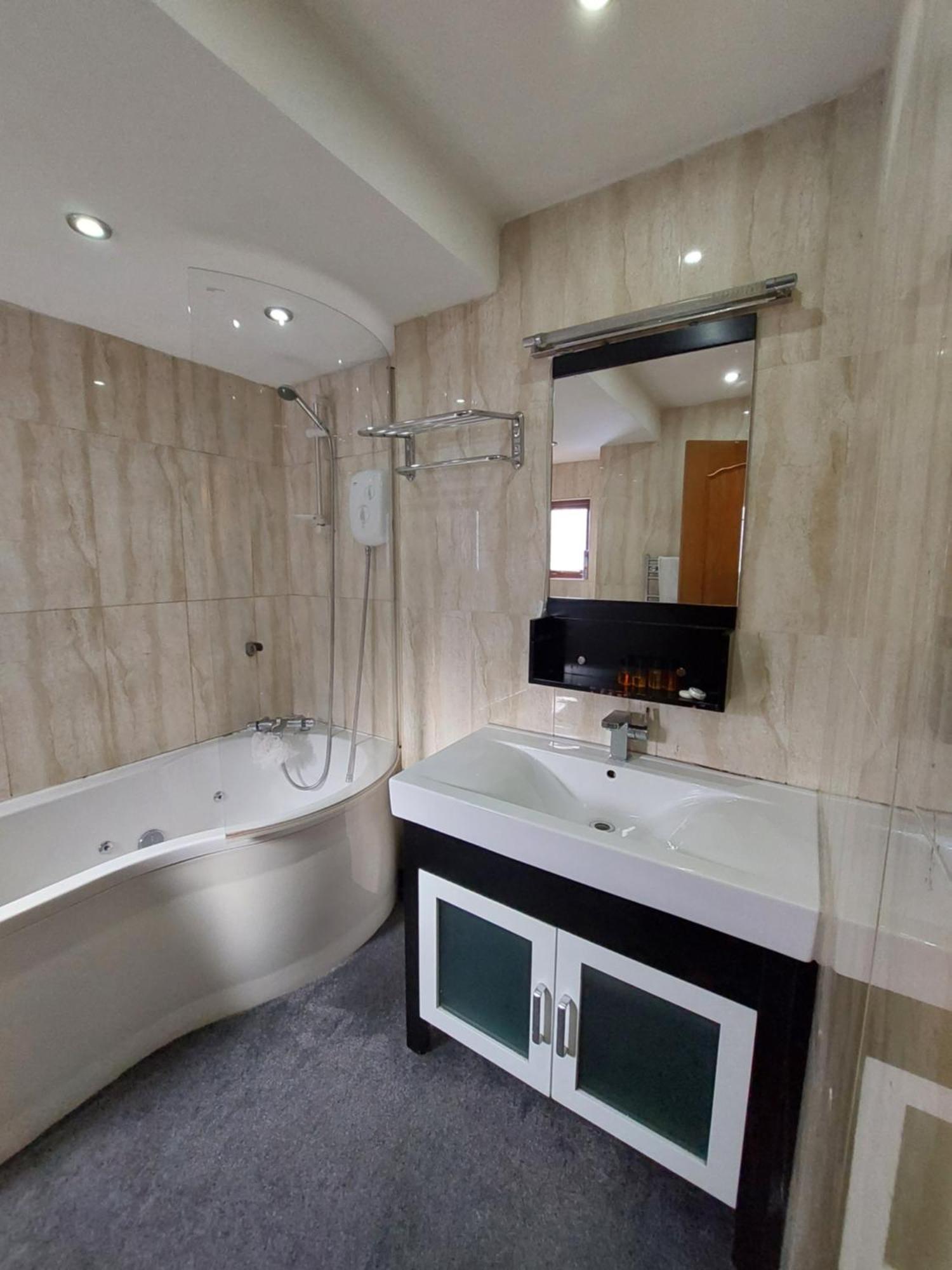 Dobcross Close Apartment Манчестър Екстериор снимка