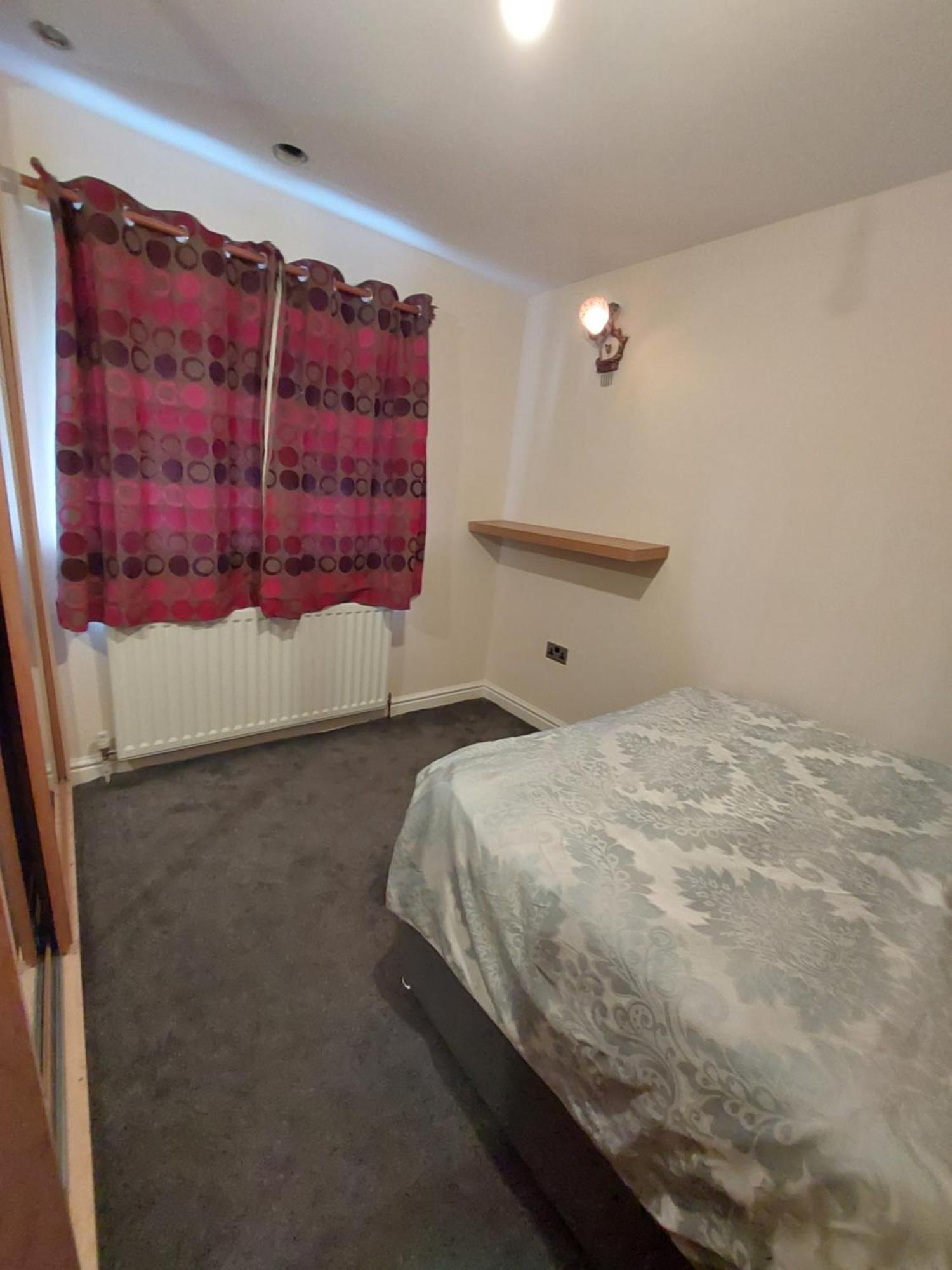 Dobcross Close Apartment Манчестър Екстериор снимка